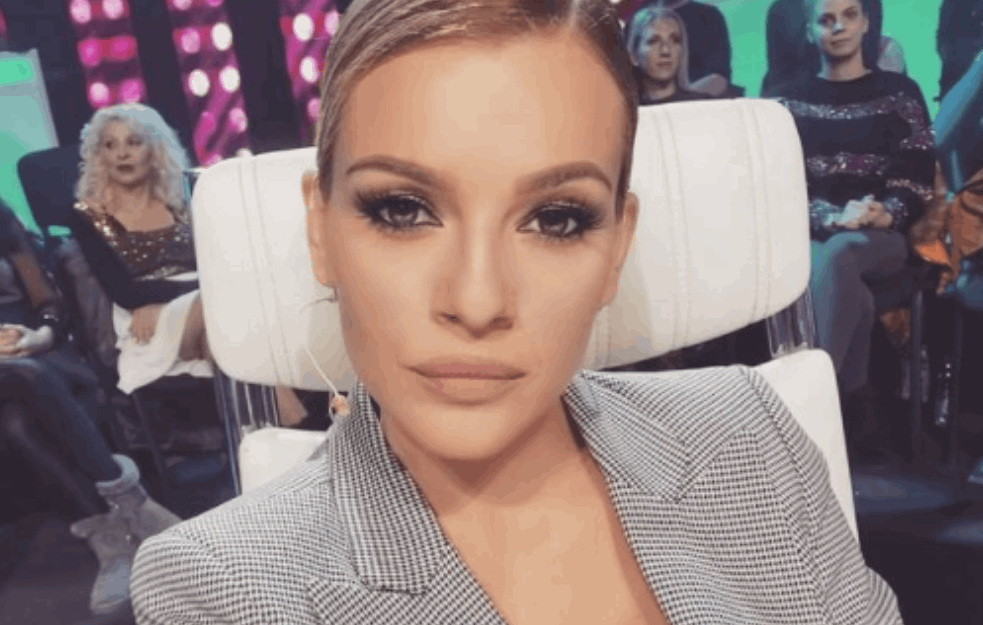 PEVAČICA SE SVA IZLOMILA: <span style='color:red;'><b>Jelena Kostov</b></span> PALA sa visine od tri metra direktno NA LEĐA: 'Tačno je, bolovi su bili STRAŠNI'

